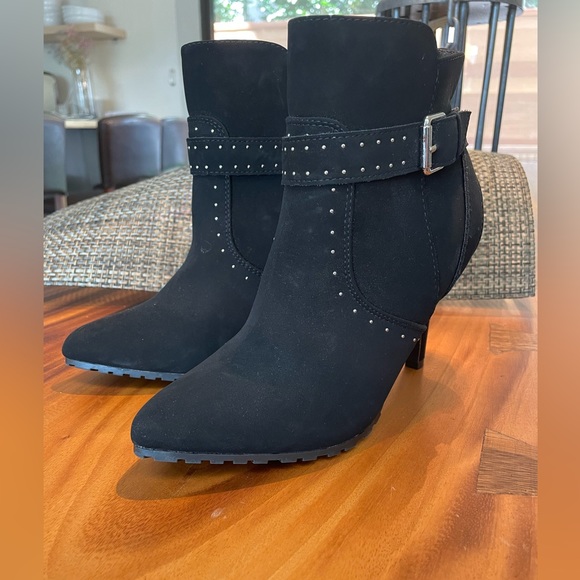 NWOT Size 7 SUEDE BOOTIE with small rivot detail. Never worn ankle boot … - Picture 2 of 7